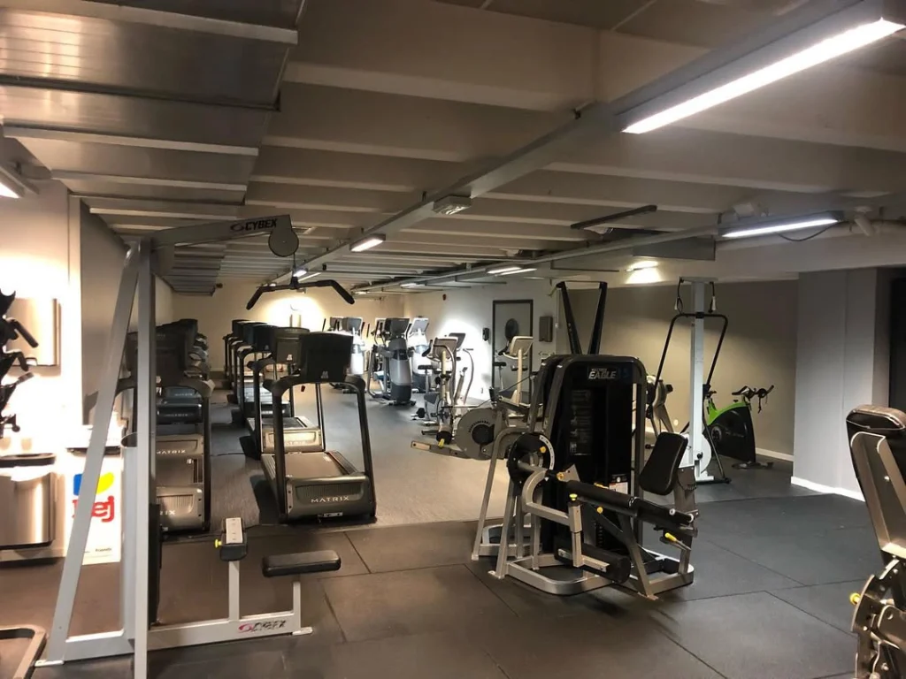 Demontering och installation av ny belysning på Sats Askims cardio avdelning. #xcen #elektriker #jceldesign